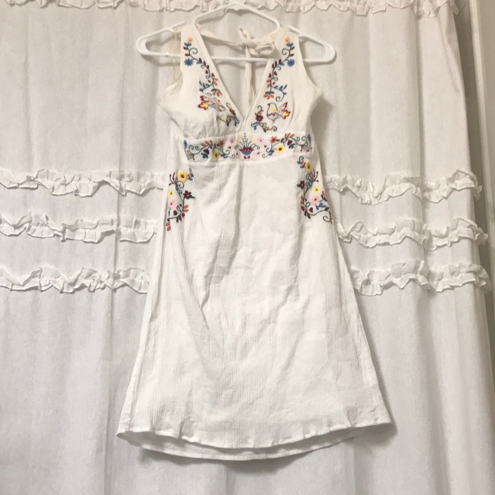 Super cute white dress embroidered